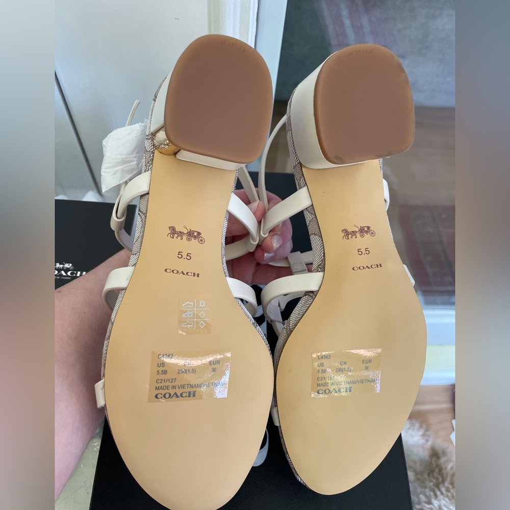 Beautiful leather Coach Block Heel Sandals - Picture 4 of 7